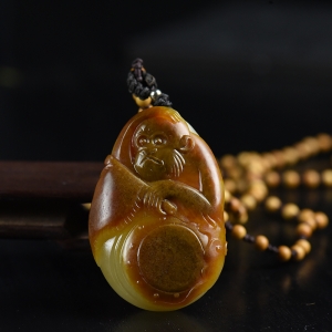 籽料和田白玉灵猴吊坠