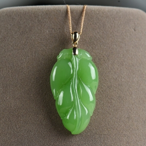 18K山料和田碧玉金枝玉叶吊坠