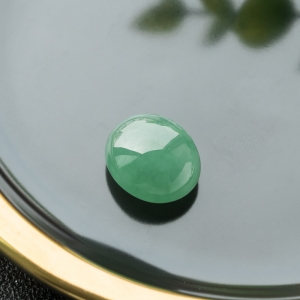 糯冰种翠绿翡翠戒面