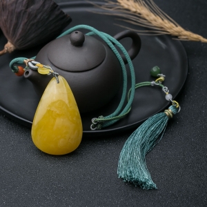 鸡油黄蜜蜡水滴吊坠