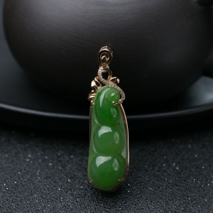 18K山料和田碧玉福豆吊坠