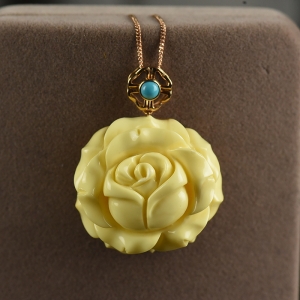 18K带皮白花蜜蜜蜡花开富贵吊坠