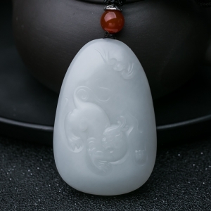山料和田羊脂白玉貔貅吊坠