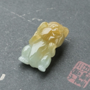 糯冰种飘黄翡翡翠亥猪吊坠