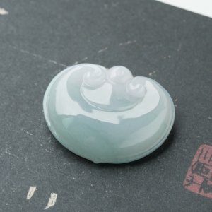 糯种浅绿翡翠如意锁吊坠