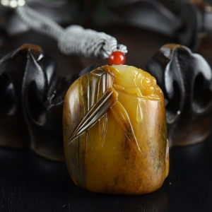 籽料和田玉黄沁节节高升吊坠