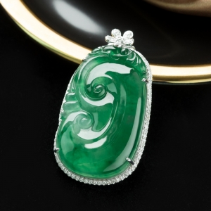 18K冰种翠绿翡翠如意吊坠
