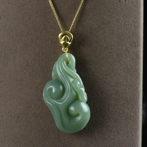 18K山料和田碧玉如意吊坠
