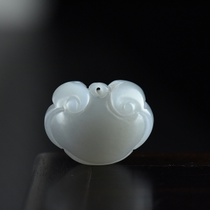 山料和田烟青玉平安锁吊坠