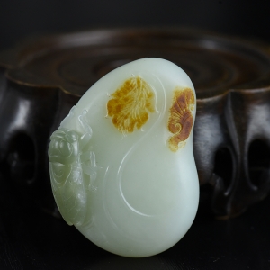 俏色山流水料和田玉一鸣惊人吊坠