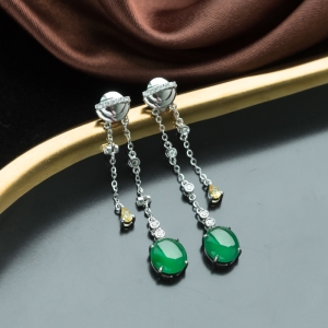18K冰种翠绿翡翠耳坠