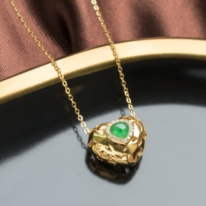 18K冰种苹果绿翡翠心形吊坠