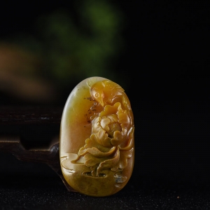 籽料和田玉黄沁花开富贵吊坠