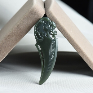 山料和田青玉龙牙吊坠