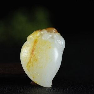 籽料和田白玉灵猴献寿吊坠