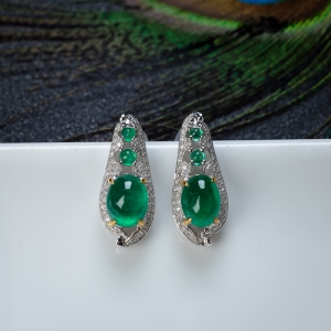 18K鲜绿祖母绿耳坠