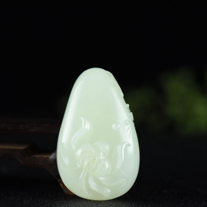 籽料和田白玉蝶恋花吊坠