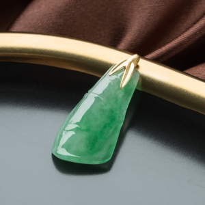 18K糯冰种翠绿翡翠节节高升吊坠