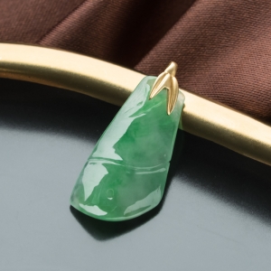18K糯冰种翠绿翡翠节节高升吊坠