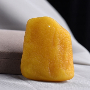 鸡油黄蜜蜡随形原石吊坠