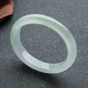 54mm糯冰种浅绿翡翠贵妃镯