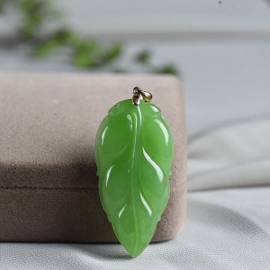 18K山料和田碧玉金枝玉叶吊坠