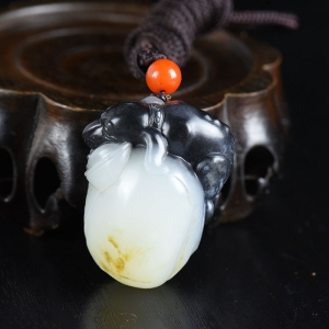 籽料和田玉青花旺财手把件