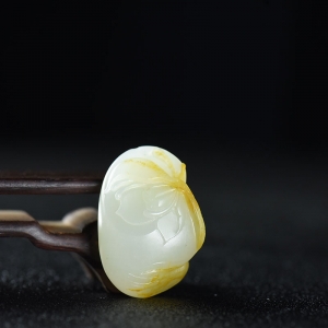 籽料和田白玉荷韵吊坠