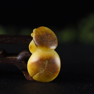 籽料和田玉黄沁君子吊坠