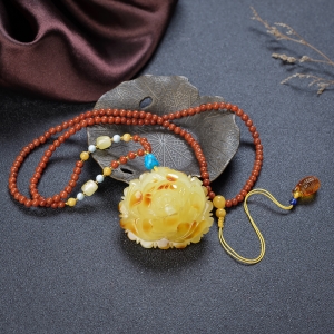 带皮鸡油黄蜜蜡牡丹花吊坠