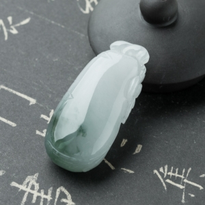 糯冰种飘花翡翠福瓜吊坠