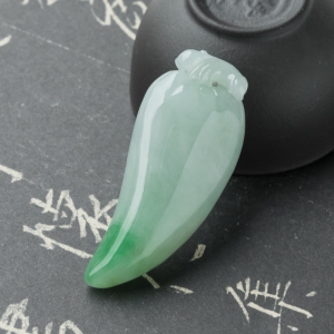 糯冰种飘翠翡翠福瓜吊坠