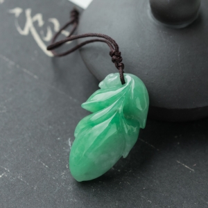 糯冰种翠绿翡翠金枝玉叶吊坠