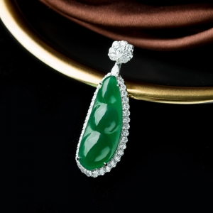 18K冰种阳绿翡翠福豆吊坠