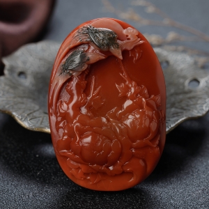 俏色南红鸟语花香吊坠