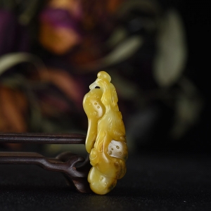 籽料和田玉黄沁灵猴献瑞吊坠