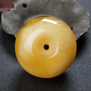 鸡油黄蜜蜡平安扣吊坠