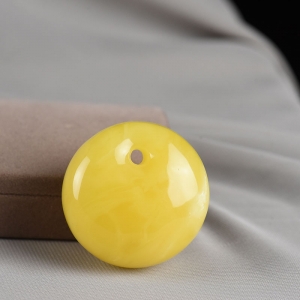 鸡油黄蜜蜡平安扣吊坠