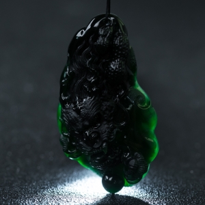 冰种墨翠飞龙在天吊坠