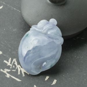 糯冰种紫罗兰翡翠灵猴献寿吊坠