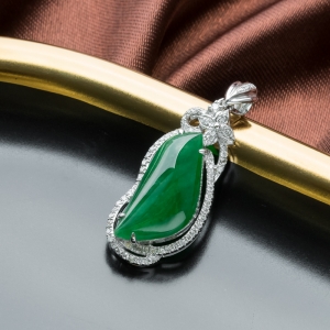 18K糯冰种翠绿翡翠吊坠
