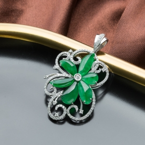 18K糯冰种翠绿翡翠吊坠