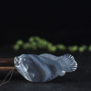 籽料和田玉青花年年有余吊坠