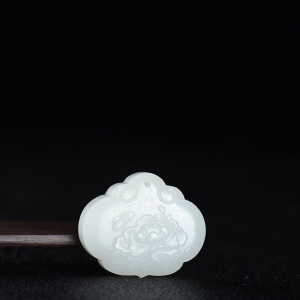 籽料和田白玉花开富贵平安锁吊坠