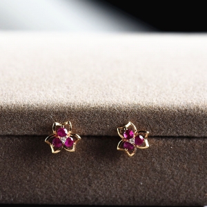 18K红宝石耳钉