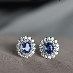 18K矢车菊蓝宝石耳钉