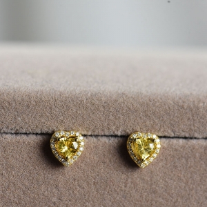 18K黄色蓝宝石爱心耳钉
