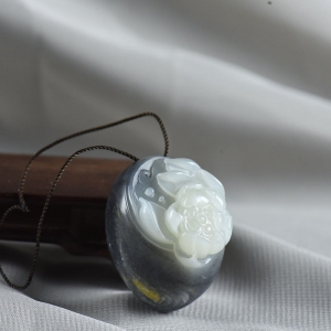 籽料和田玉青花花开富贵吊坠