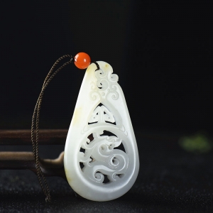 籽料和田白玉飞龙在天吊坠