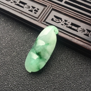 糯冰种飘翠翡翠福豆吊坠